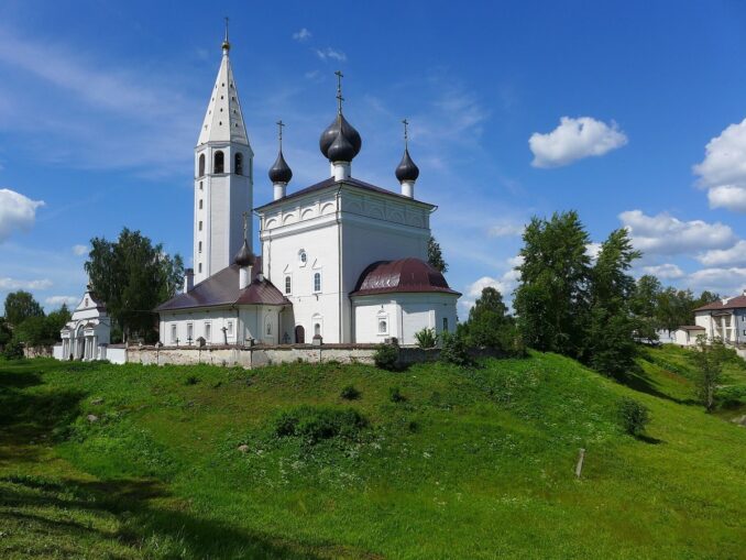 Из Ярославля можно съездить в село Вятское